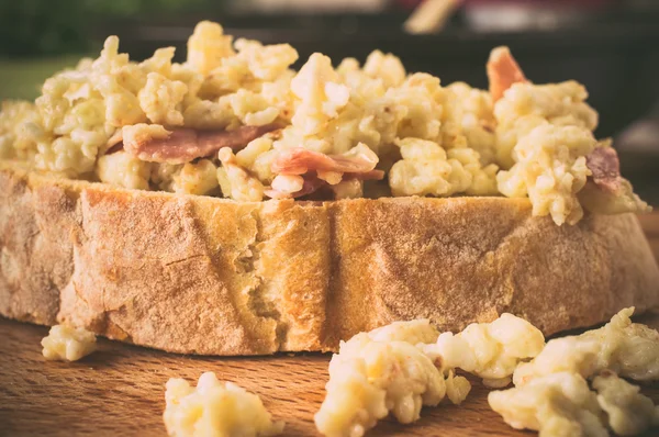 Sandwich with scrambled eggs — Stock Photo, Image