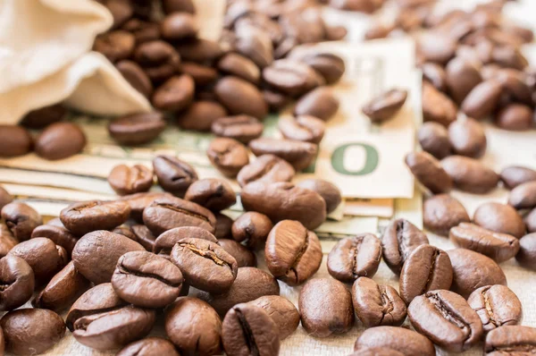 Kávová zrna a dolary — Stock fotografie