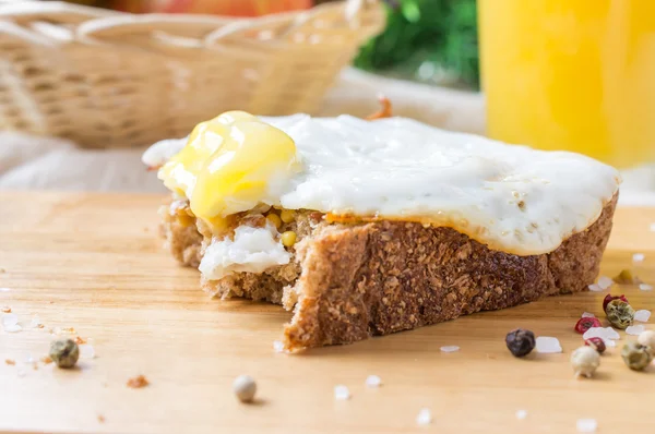 Бутерброд зі смаженими яйцями — стокове фото