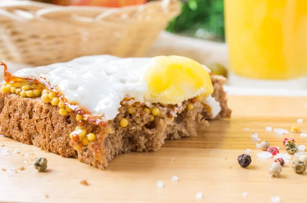 Sandwich with fried egg — Stock Photo, Image