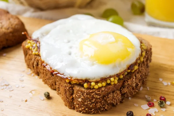 Бутерброд зі смаженими яйцями — стокове фото
