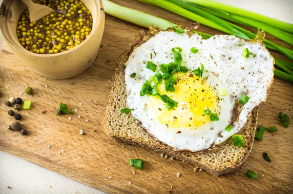 Бутерброд зі смаженим яйцем — стокове фото