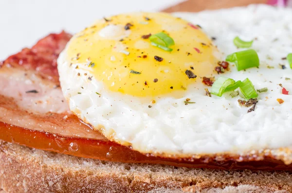 Sandwich with fried egg — Stock Photo, Image