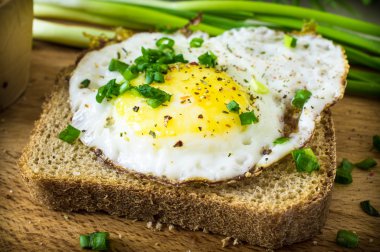 Kızarmış yumurtalı sandviç.