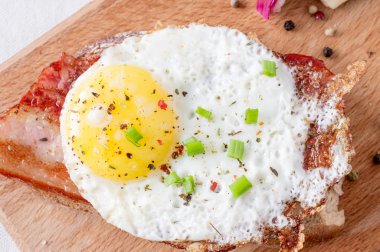 Kızarmış yumurtalı sandviç.