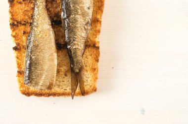 Sardalye ile sandviç