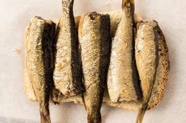 Sardalye ile sandviç