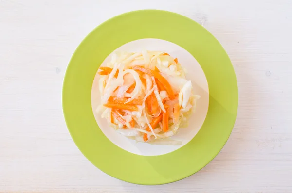 Капустный салат и морковь — стоковое фото