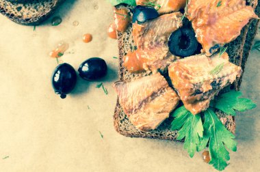 Konserve balık sandviç