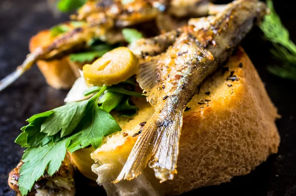 Sandwiches, Tapas mit gegrilltem Fisch — Stockfoto