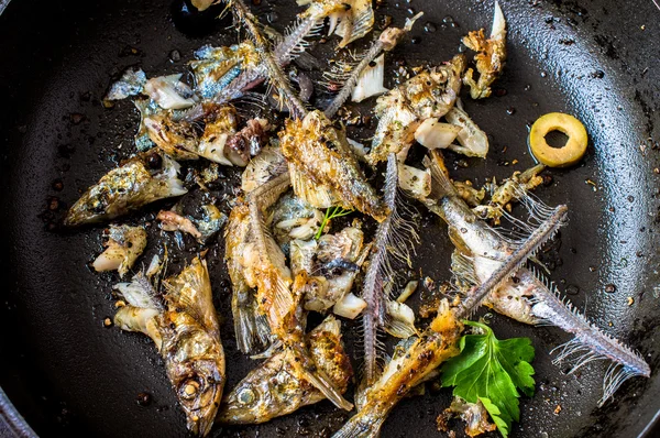 Обсмажування сковороди з залишками риби — стокове фото