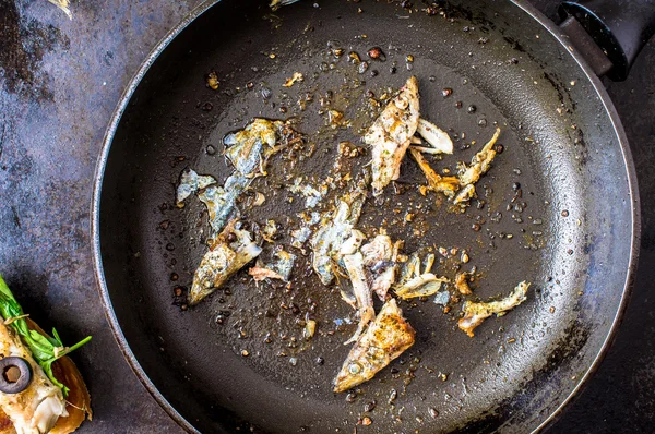 Menggoreng panci dengan ikan sisa — Stok Foto
