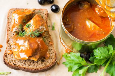 Konserve balık sandviç