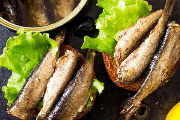 Hambúrguer com sardinhas — Fotografia de Stock
