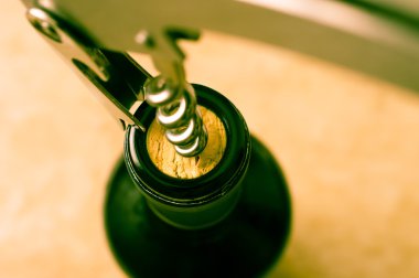 bir şişe şarap açmak