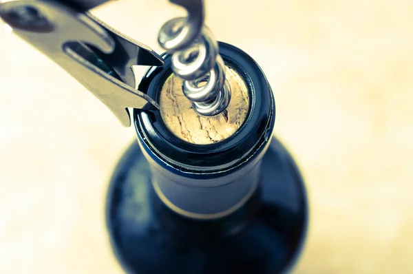 Bir şişe şarap açmak — Stok fotoğraf