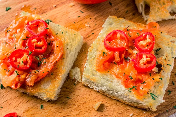 Rostat bröd med rostade tomater — Stockfoto