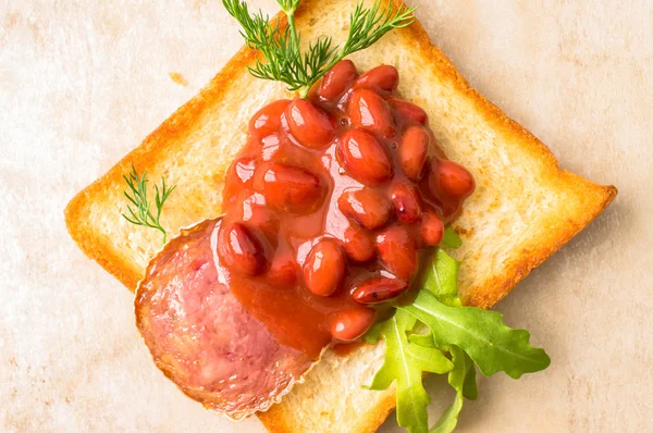 Tapas med korv och bönor — Stockfoto