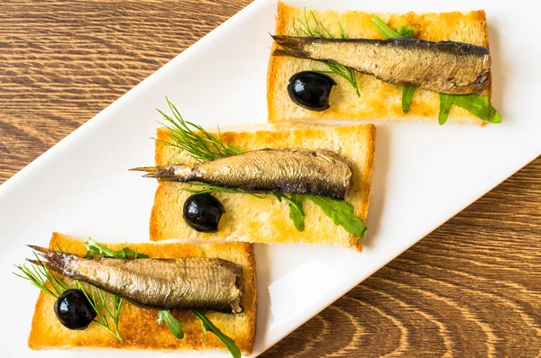 Rökta sardiner på toast — Stockfoto