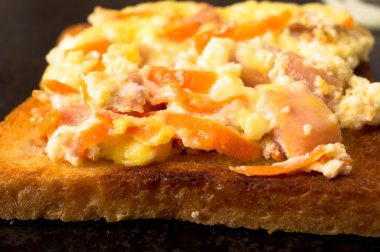 Omlet kızarmış ekmek