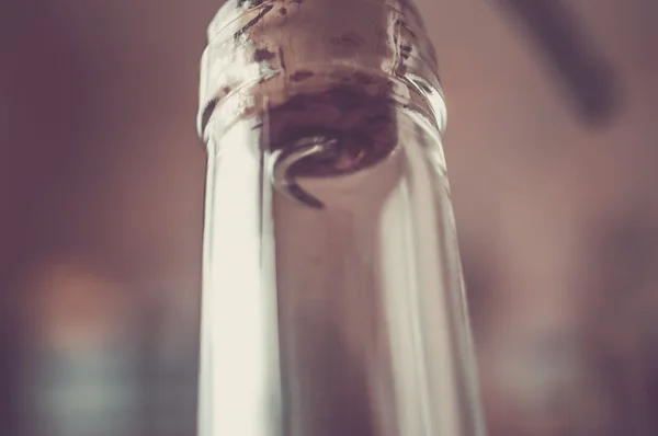 Kurkentrekker wijn door de kurk — Stockfoto