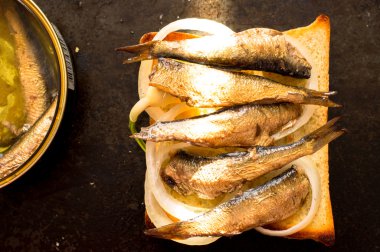 Ekmek ile sardalye