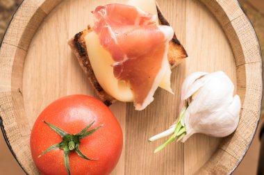 Tapas jamon ve peynir ile