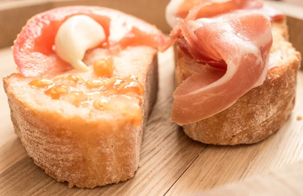 Two tapas with tomato, garlic and jamon closeup — Stock Photo, Image