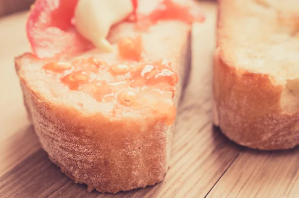 Tomatensaft mit Kernen auf Tapas. Filterpastellfarben — Stockfoto