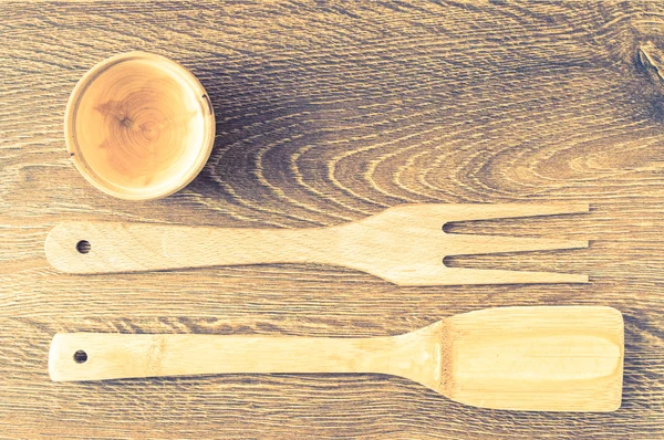 Деревянная лопатка, вилка и чашка — стоковое фото
