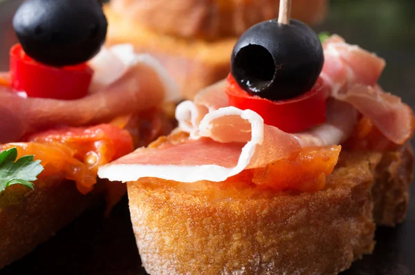 Tapas with dry-cured ham and tomato — Stock Photo, Image