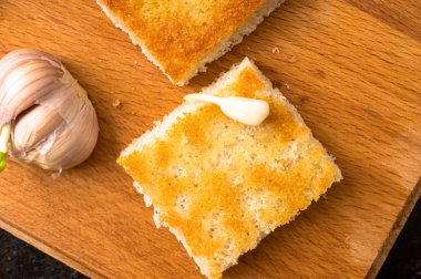 Sarımsaklı kızarmış ekmek