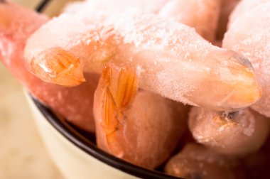 Kırmızı kuyruklu karidesli buz