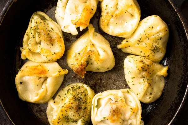 Pierogi smażone na patelni — Zdjęcie stockowe