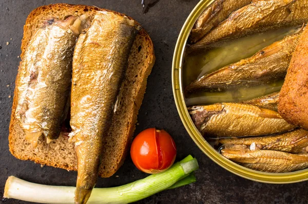 Sendvič s uzeným sardinky a nakládanými rajčaty. — Stock fotografie