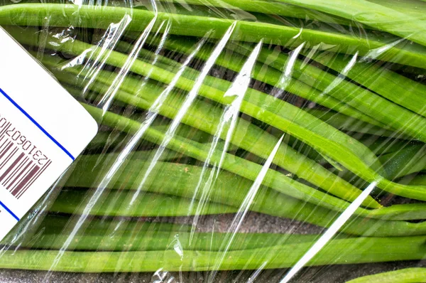 Imballaggio di cipolle verdi fresche con un cartellino del prezzo — Foto Stock