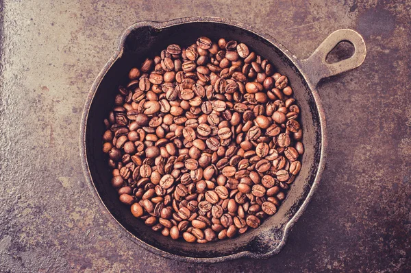 Pánev s kávová zrna — Stock fotografie