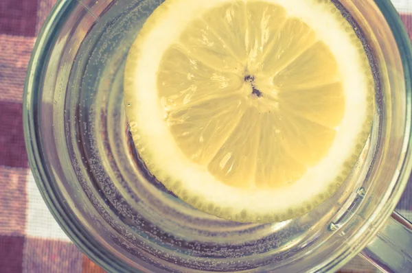 Cup of water with a slice of lemon — Stock Photo, Image