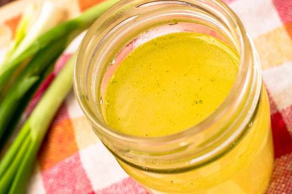 Pot en verre avec bouillon fait maison — Photo