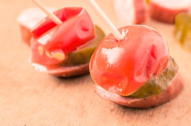 Sosis ve Turşu sebze closeup tapas