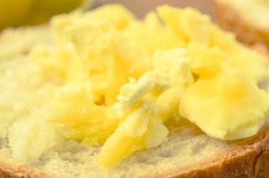 Ekmek üzerine haşlanmış yumurta sarısı