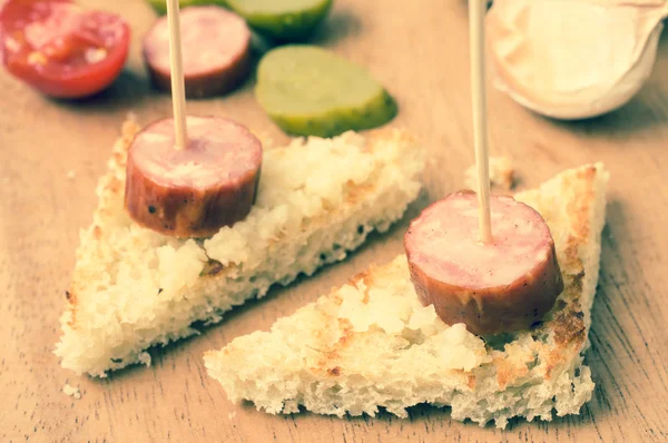 Pintxos snacks met gerookte worst Stockfoto