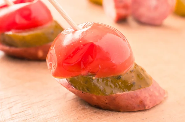 Snacks with sausage and pickled cucumber — Stock Photo, Image