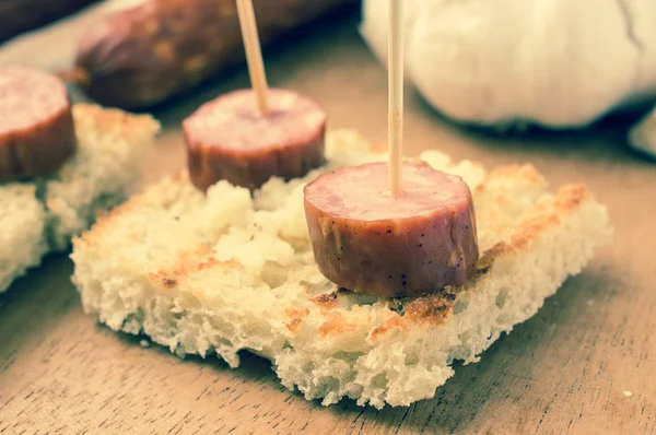 Toast vom Grill mit Räucherwurst — Stockfoto