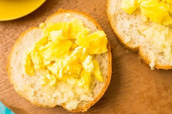 Appetizer with boiled egg and garlic — Stock Photo, Image