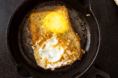 tavada yumurta ile bir sandviç ile