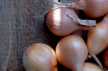 Soğan ampul ahşap tahta tepesinde görüntülemek