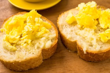 İki adet yumurta ile ekmek