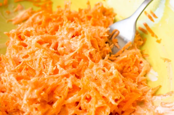 Морковный салат со сметаной — стоковое фото