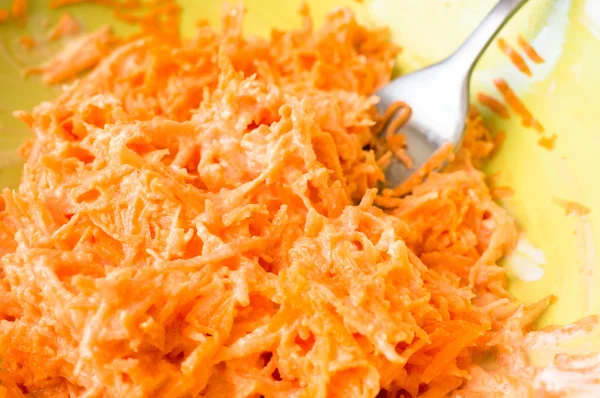 Ekşi krema ile havuç salatası